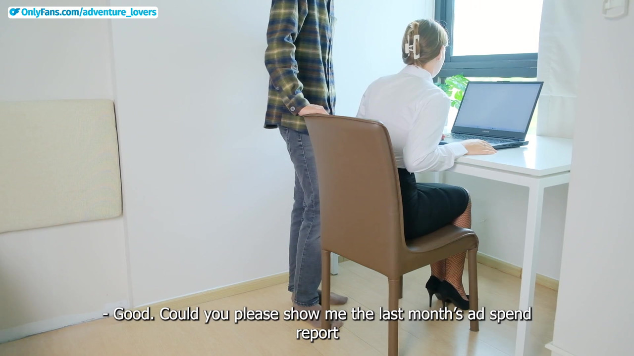 秘书选择打屁股而不是开枪，在老板面前撸管