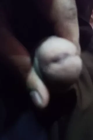 A fiú megmutatja a péniszét a barátnőjének