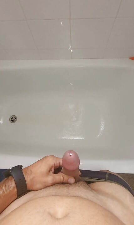 Pisată la fereastră și ejaculare