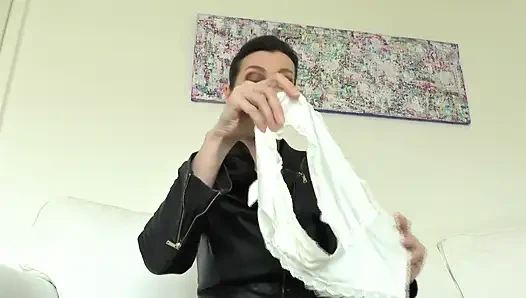 Нюхаю трусики рабыни Джеральдина и мастурбация! Леди Виктория Валенте