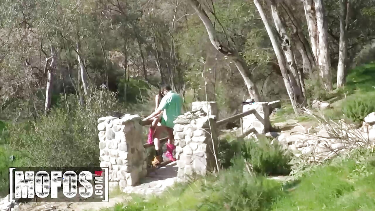 MOFOS - jaclyn taylor non mostra vergogna mentre prende un cazzo fuori con un drone che la guarda