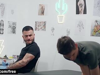 Magrinha gêmea Lev Ivankov recebe seu cu perfurado por seu super sexy tatuador Fly Tatem - BROMO