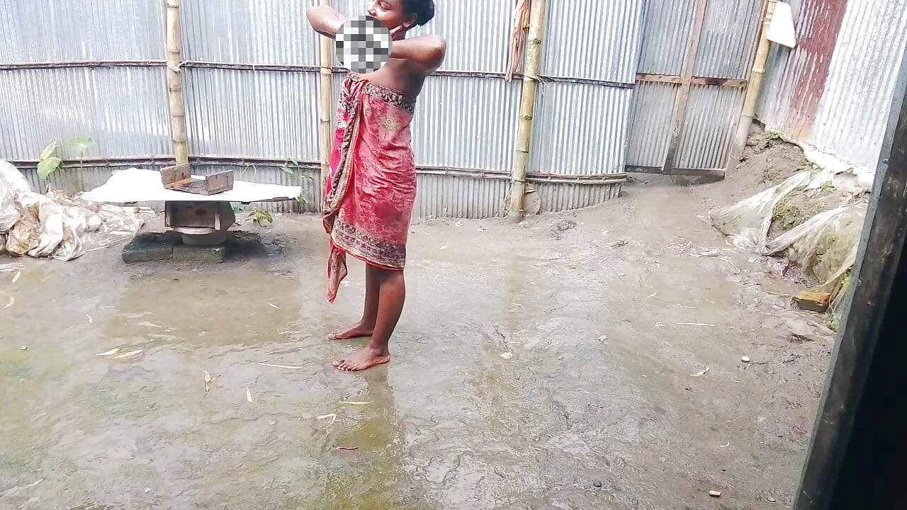 On a rainy day, on my way home from school, I brought him home and played with him while he was soaking wet in the rain.
