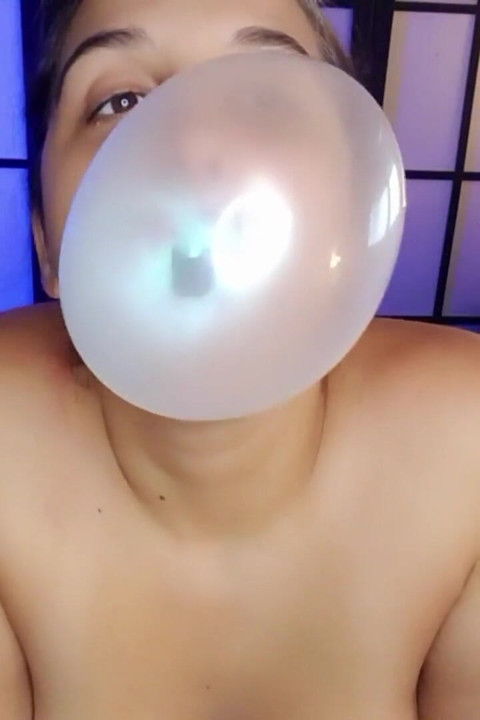 Cởi bỏ đồ lót trong khi nhai bubblegum - Bunny Looner