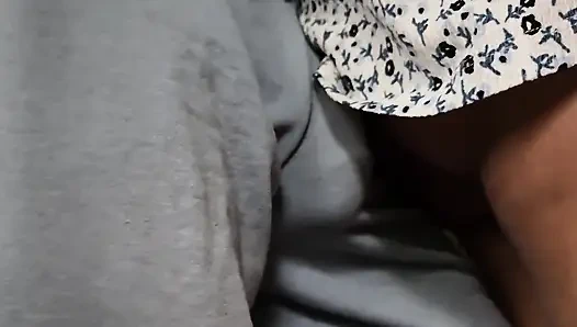 Sie berührt versehentlich den schwanz eines fremden im zug. Er schiebt seinen penis unter ihren rock und kommt