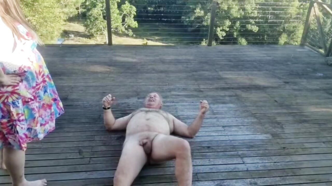 Lezi da mogu da pišam u tvoje lice (zlatni tuš)