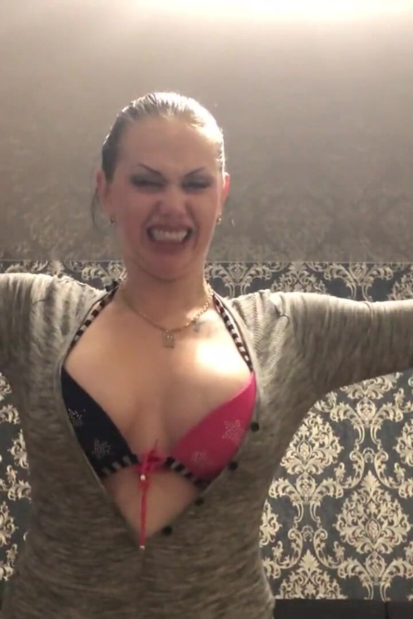 強力なトレーニングと筋肉崇拝!セクシーなボディスーツでのモチベーションと支配!