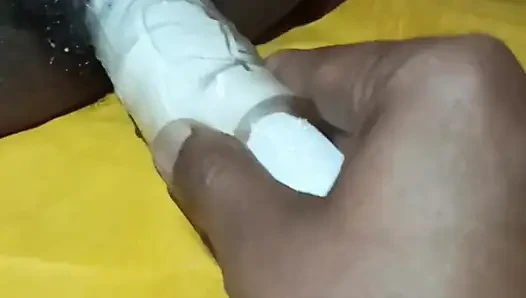 дези сполна наслаждается дилдо
