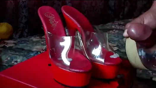 Cum üzerinde kırmızı seksi platformlar topuklu