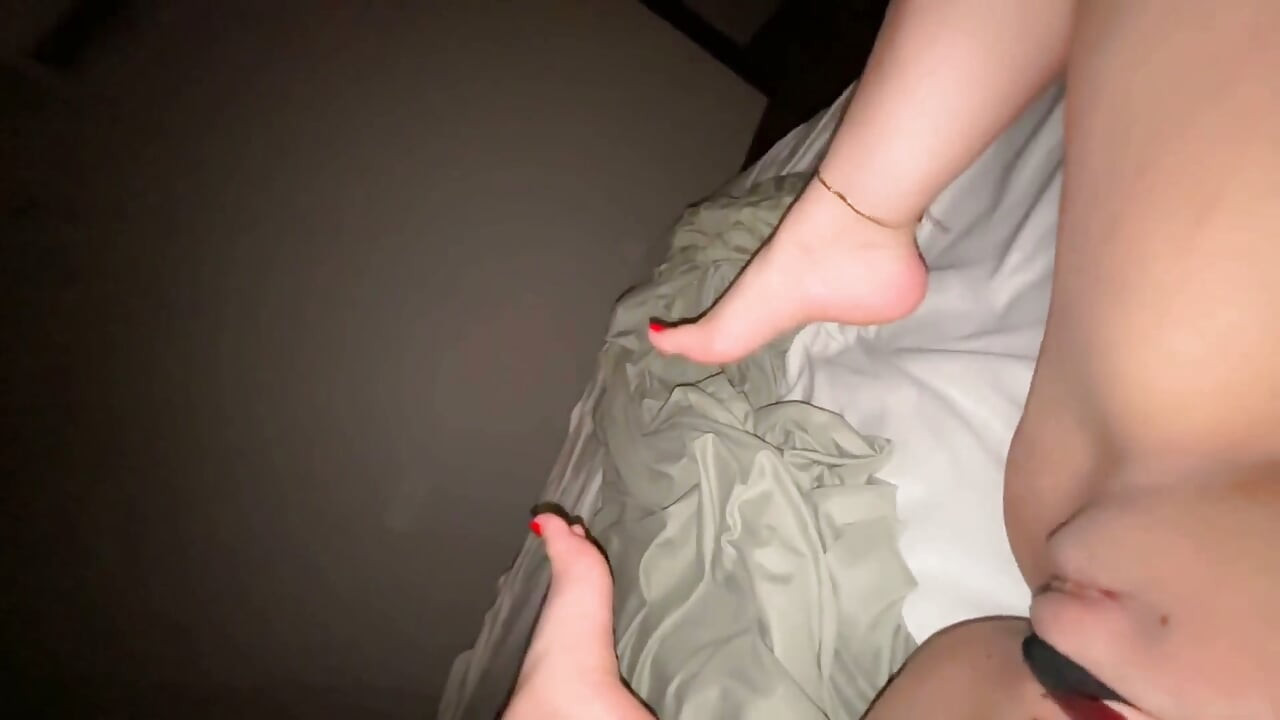 Estou me tocando e estou tãoooo excitada.
