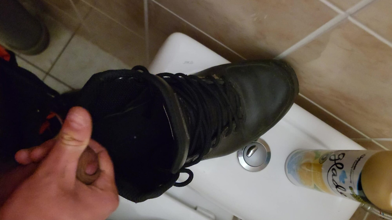 Cum in Nike Manoa leatherboots