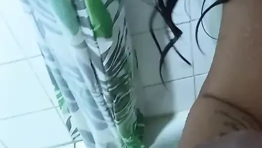 Cewek pinay nyepong kontol di kamar mandi
