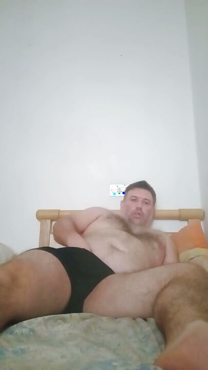 남자가 손가락을 엉덩이에 넣고 자위한다