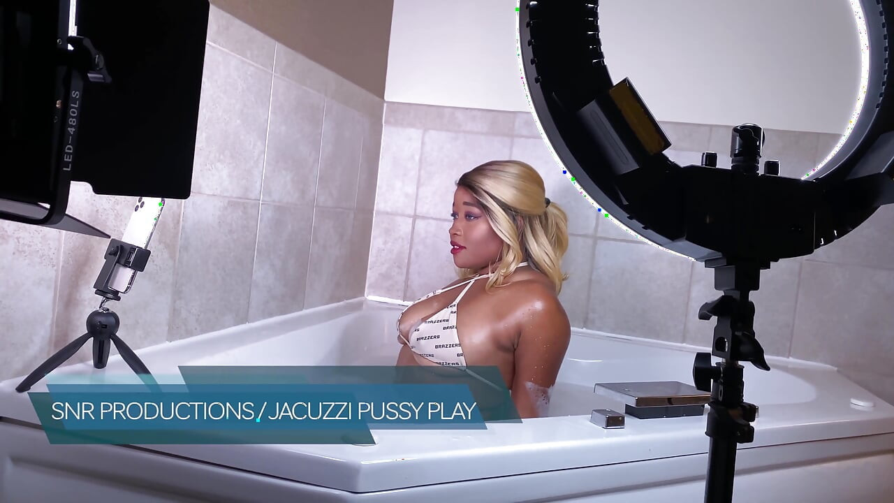 Sexy Nina Rivera speelt in het zwembad in een hete bikini