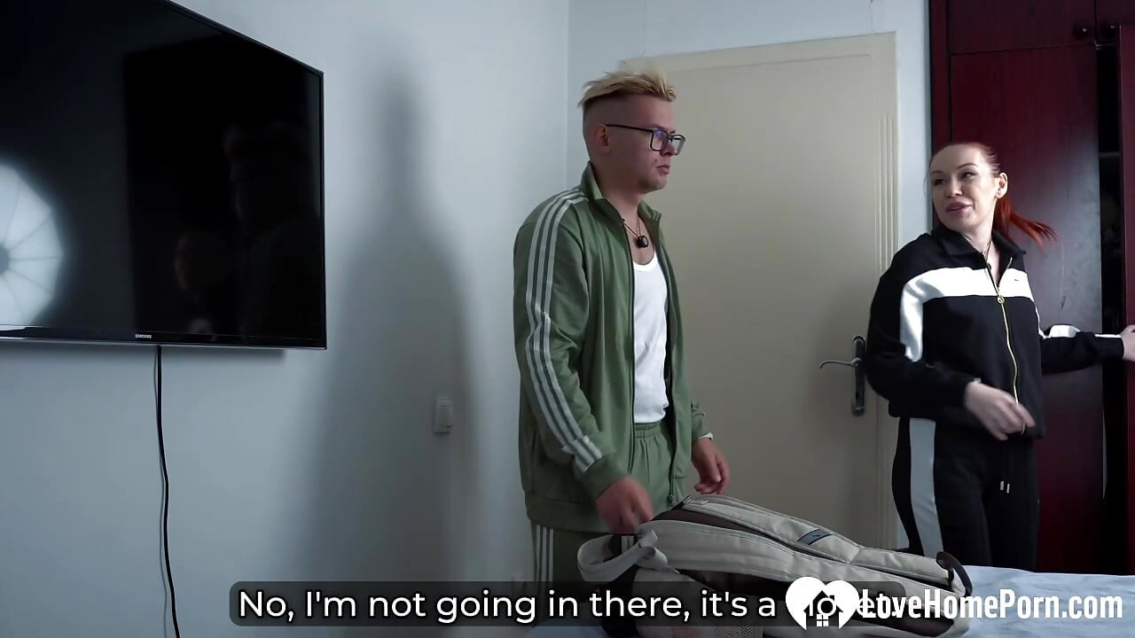 Hermanastro me vio masturbándome así que lo follé