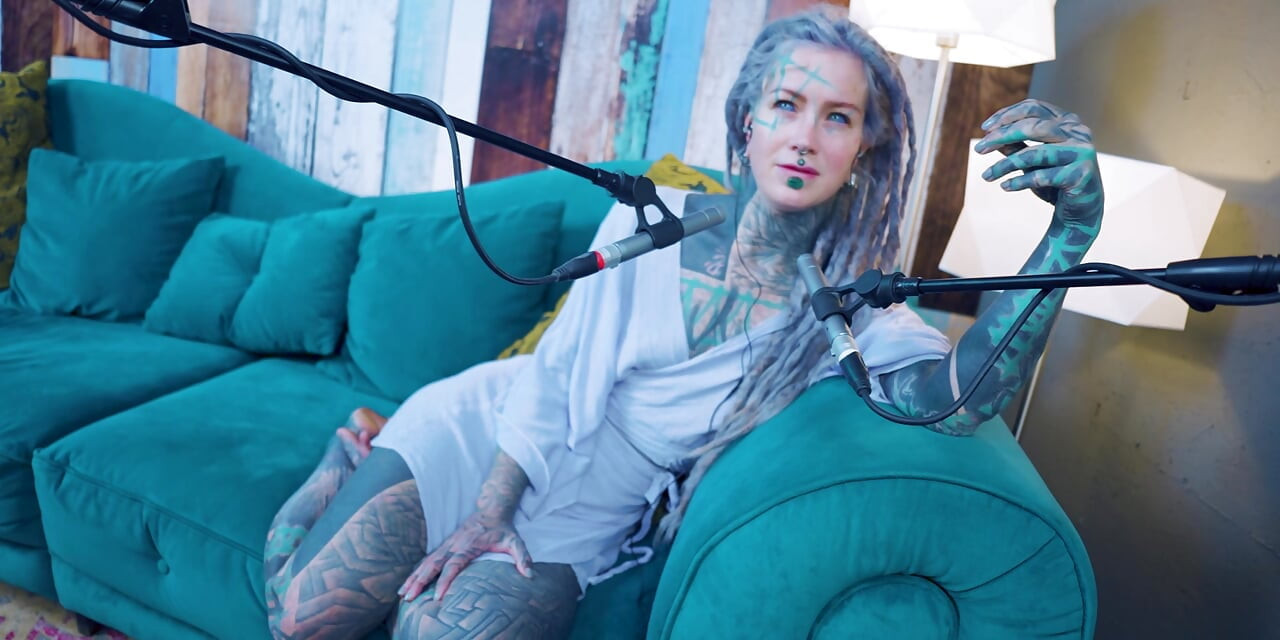 Eu falo sobre L - LOVE - asmr podcast SFW falando gótica magrinha menina dreadlocks tatuagem modelo tatuada menina