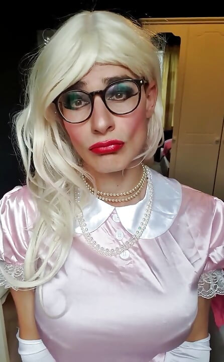 Відчуваю себе дуже гарно в рожевому кольорі. Я гарно виглядаю сіссі?