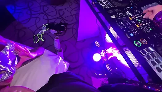 Ich reite den heißen dj-schwanz, bis er auf meinen arsch kommt