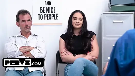 Esmer orta yaşlı seksi kadın sheena ryder sapıkça seansta sapık muamele alıyor