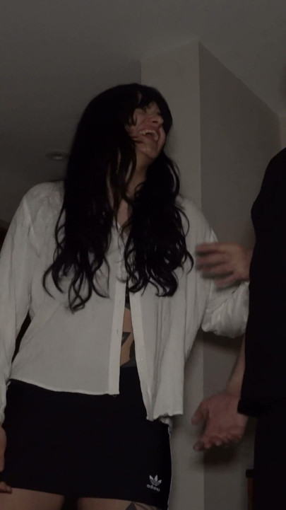 Liefje, het past niet in mijn mond! Keila Bassi & Yael Stc delen de ENORME PIK van een gelukkige oude man | Clip 1