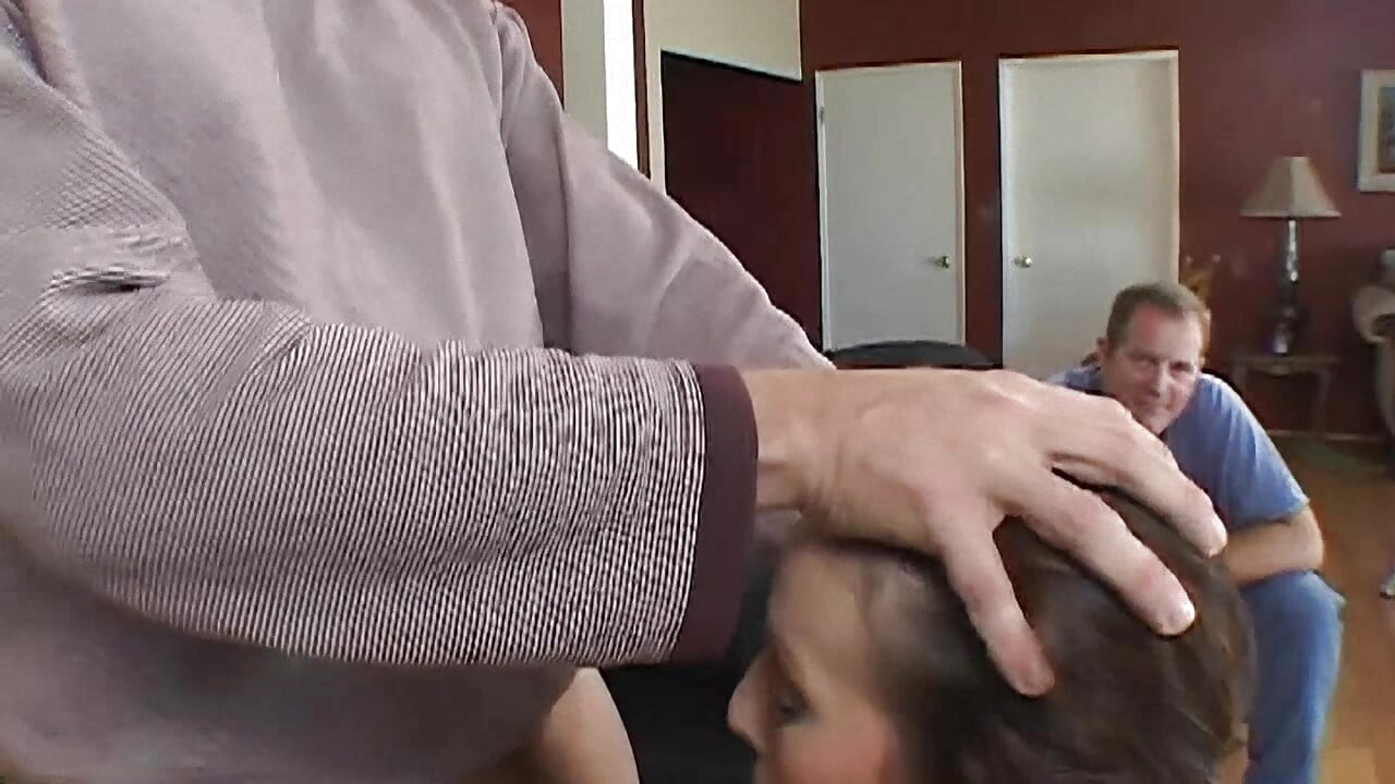 Felcsillan a szeme, ahogy anális szexet néz egy idegennel