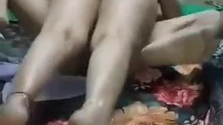 インド人妻が夫に犯される