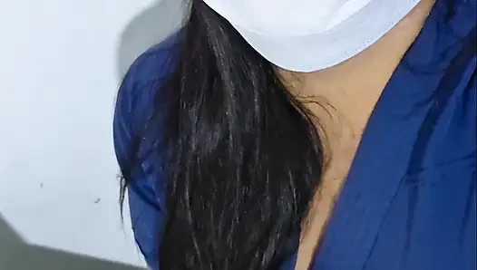 Die Krankenschwester spielt allein bei der Arbeit. Heute keine Patienten!