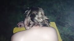 Une jeune lycéenne sort en douce la nuit pour se faire baiser dans les champs.