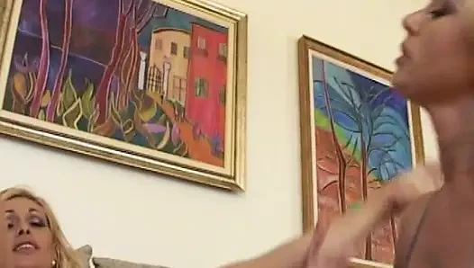 Dua tante semok ini dientot habis-habisan sampai mengerang keenakan