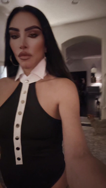 Új lány a színen: gyönyörű Violatrix