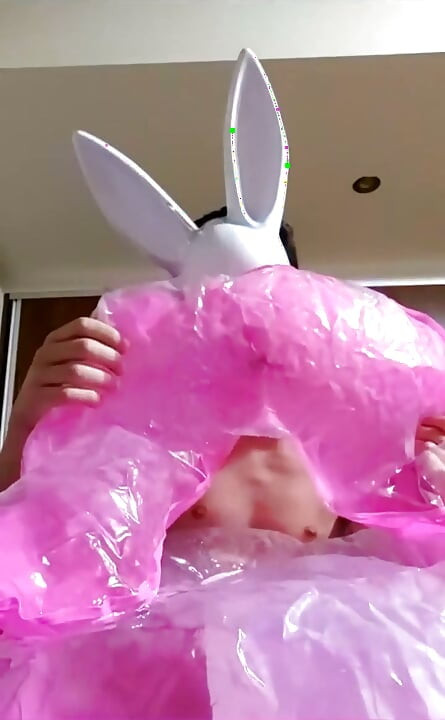 Bunny Looner在直播中一边自慰，一边吹起充气粉色椅子和一个大透明气球