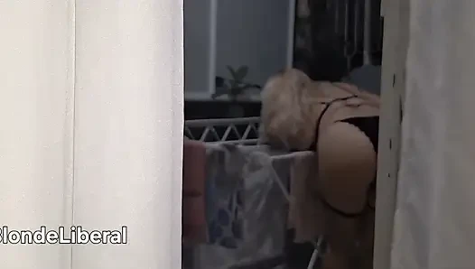 Ibu rumah tangga yang nggak malu pamer badan sama pria lain di jalan saat suaminya lagi di kantor