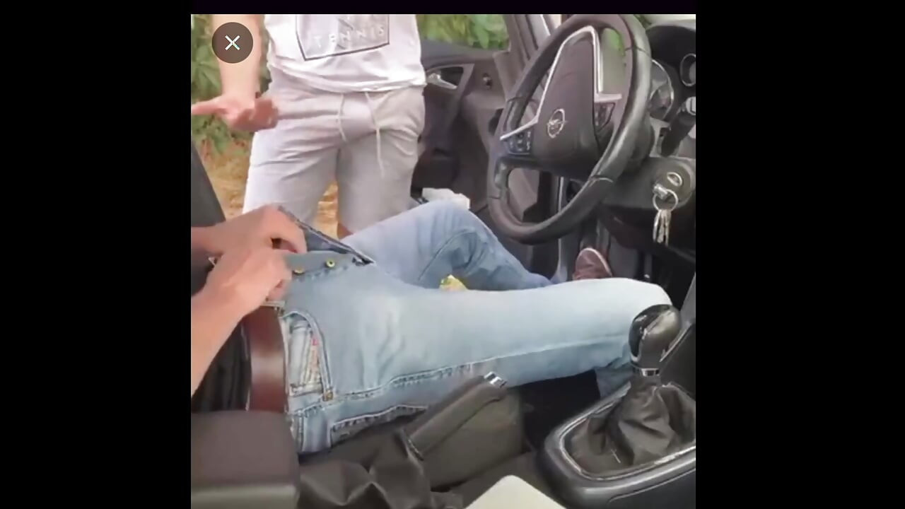 Voajer mi puši debeli kurac na odmorištu, a onda ga jebu u autu