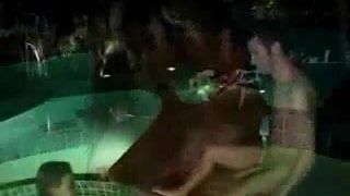 Ragazze del college scopano in piscina