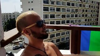 Masturbandosi sul mio balcone