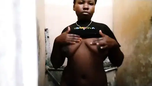 Mahasiswi perguruan tinggi lagi mandi di kamar mandi