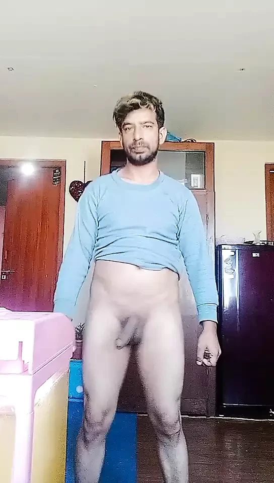 Il ragazzo diventa duro da masturbarsi