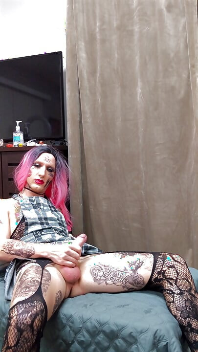 Femboy tatuată extrem de sexy se masturbează