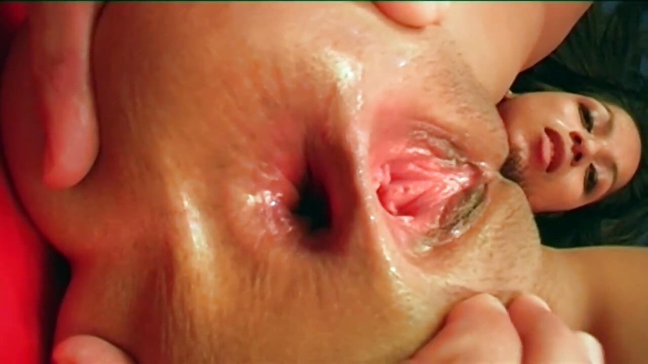 Πανέμορφη μελαχρινή με τριχωτό μουνί διασκεδάζει με ένα μεγάλο πούτσο