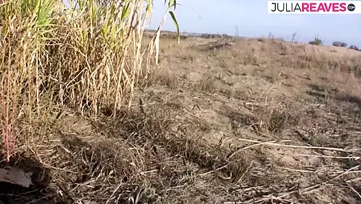 Pelacur kurus membungkuk saat kontol besar mengebor pantatnya tanpa ampun