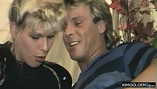 Blonde Verfuehrerin in leidenschaftlicher Ekstase