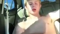 Chico gay rubio caliente se hace una paja en su coche