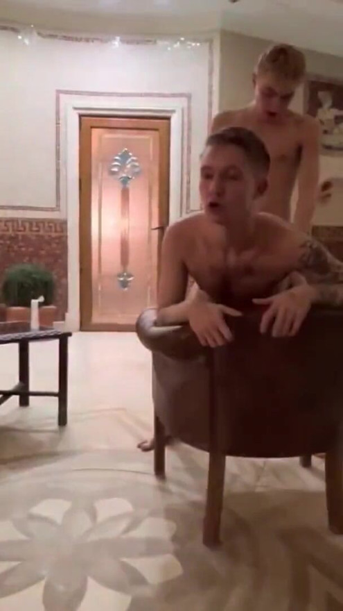 estudante seduziu amigo com pau grande para sexo na sauna, gêmeos se fodeu e gozou parte 2 | Clipe 1