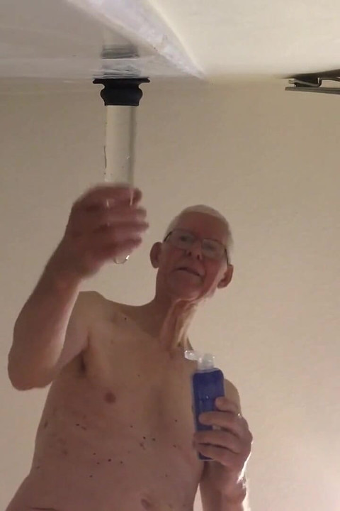 从下面骑乘大玻璃鸡巴的特写