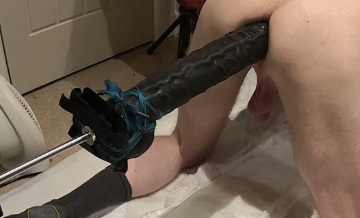 Dildo gigante speronato duro e veloce dopo il pompaggio del cazzo - macchina del sesso