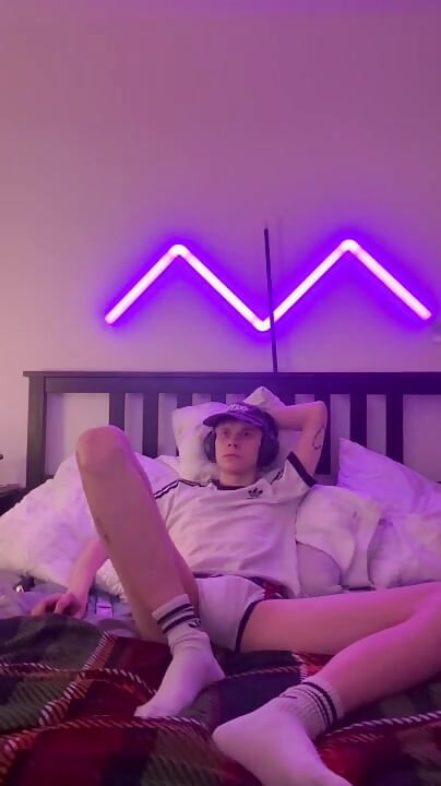 Horny twink plays with his cock for 10 minutes until he cums