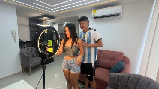 Adik tiriku yang mungil pengen jadi influencer dan aku bantuin dia ngentot kontol besarku yang terkenal.