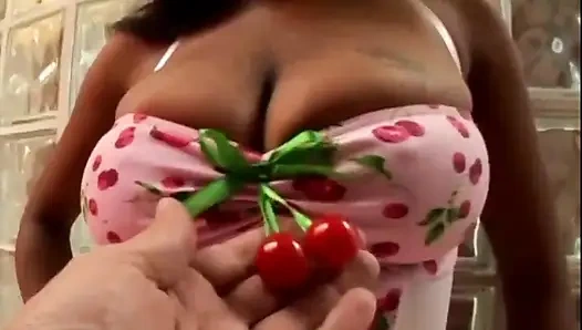 Черные девушки играют с дилдо и трахают киску