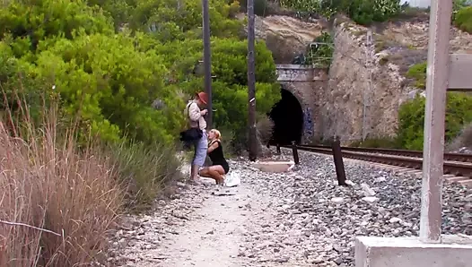 Genç Leyla Black sarışın saçlı bir sürtük almayı seviyor