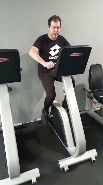Güzel bir vücut için antrenman yapan erkek